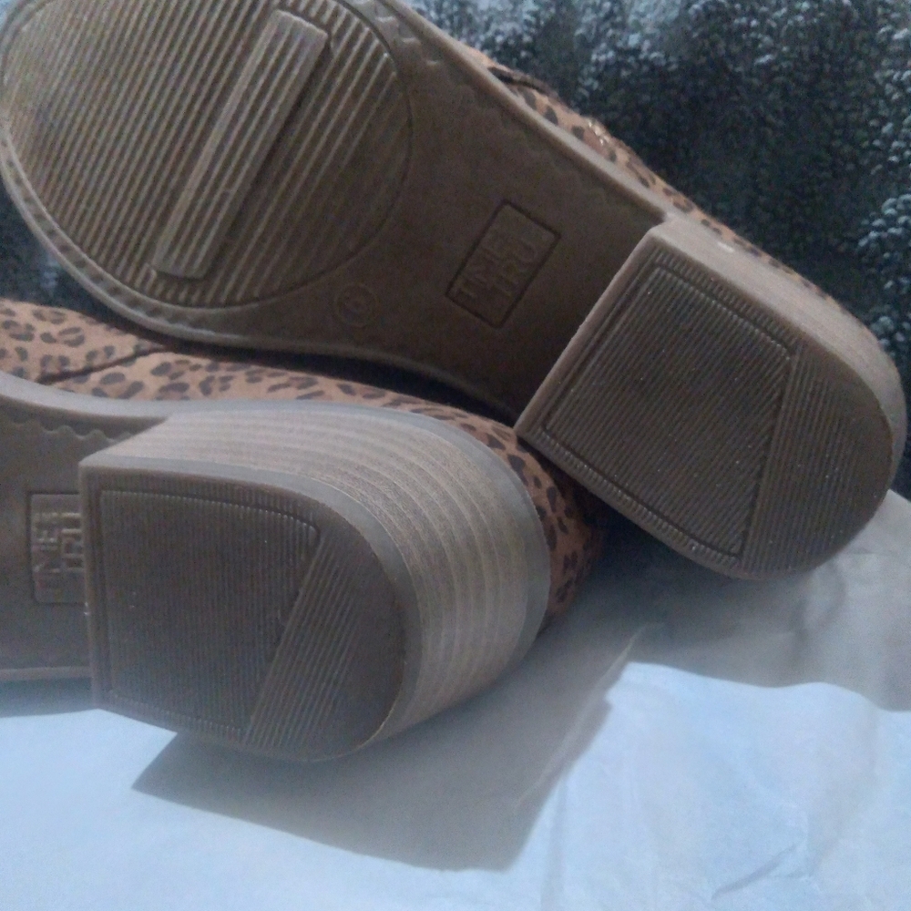 Time and Tru leopard print booties size 6 with memory foam - Picture 5 of 8